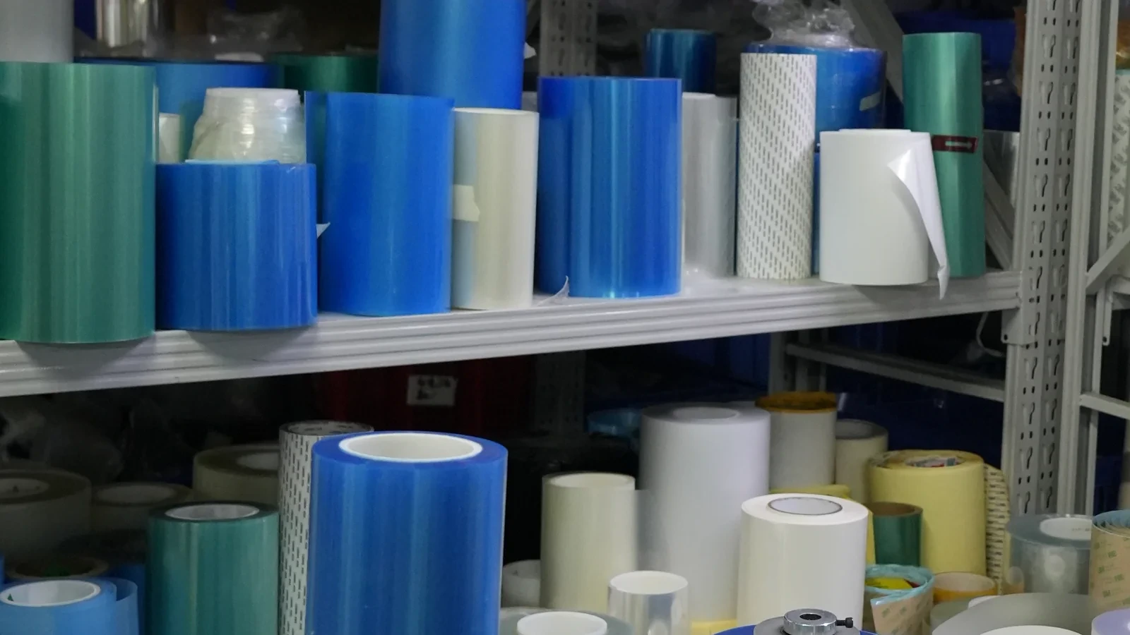 Inventario de materiales en rollo almacenado en estanterías para la producción de interfaces