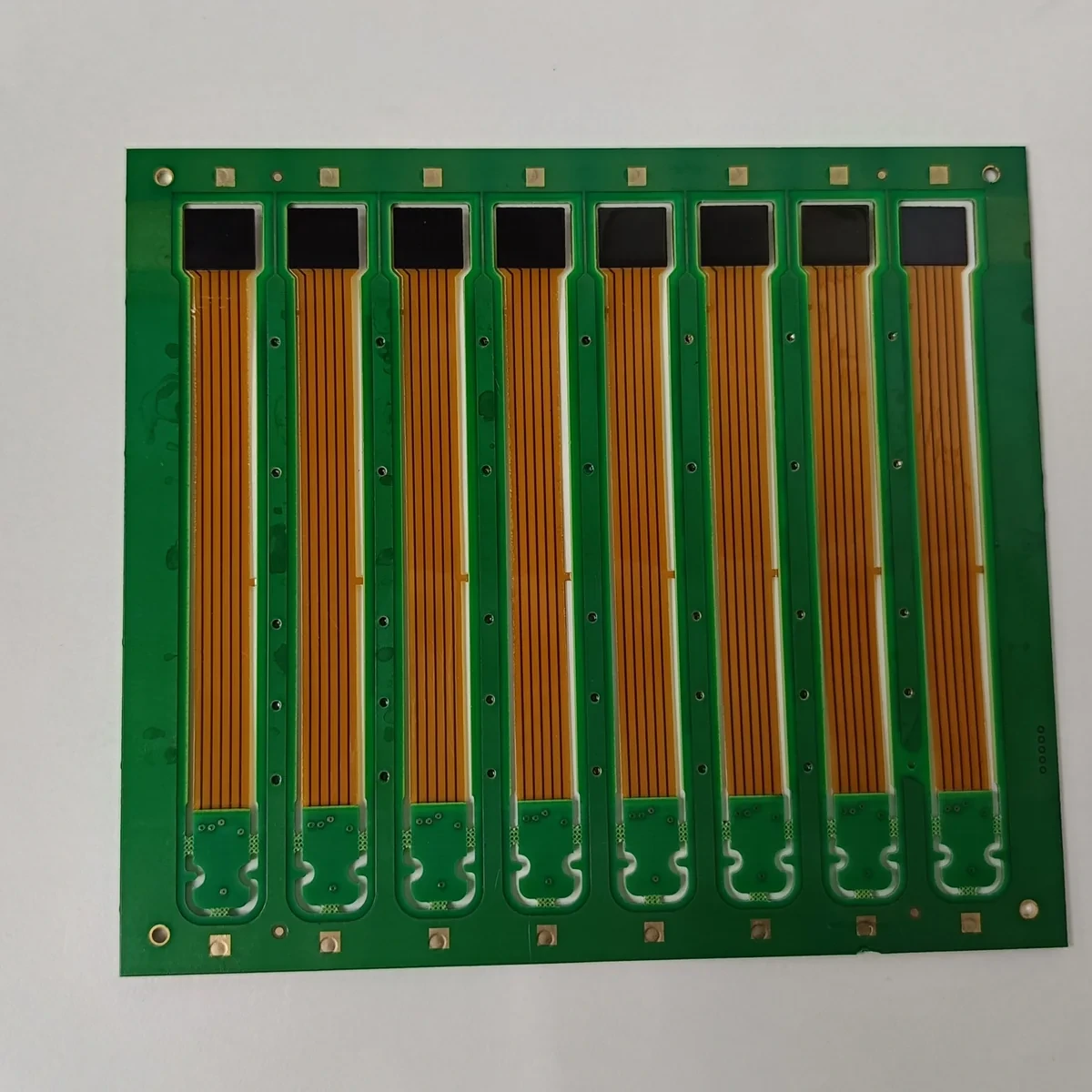 Conjuntos de circuitos flexibles panelizados para producción por lotes