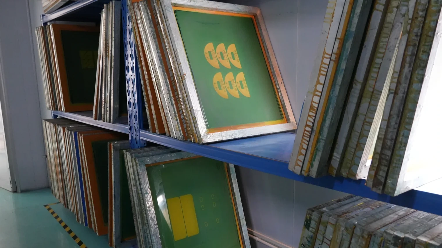 Marcos de malla serigráfica almacenados para la producción de overlays gráficos