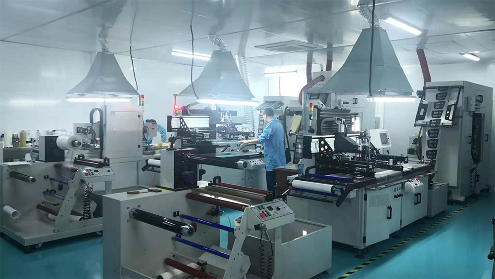 Línea de serigrafía automática con equipos de alimentación de bobinas