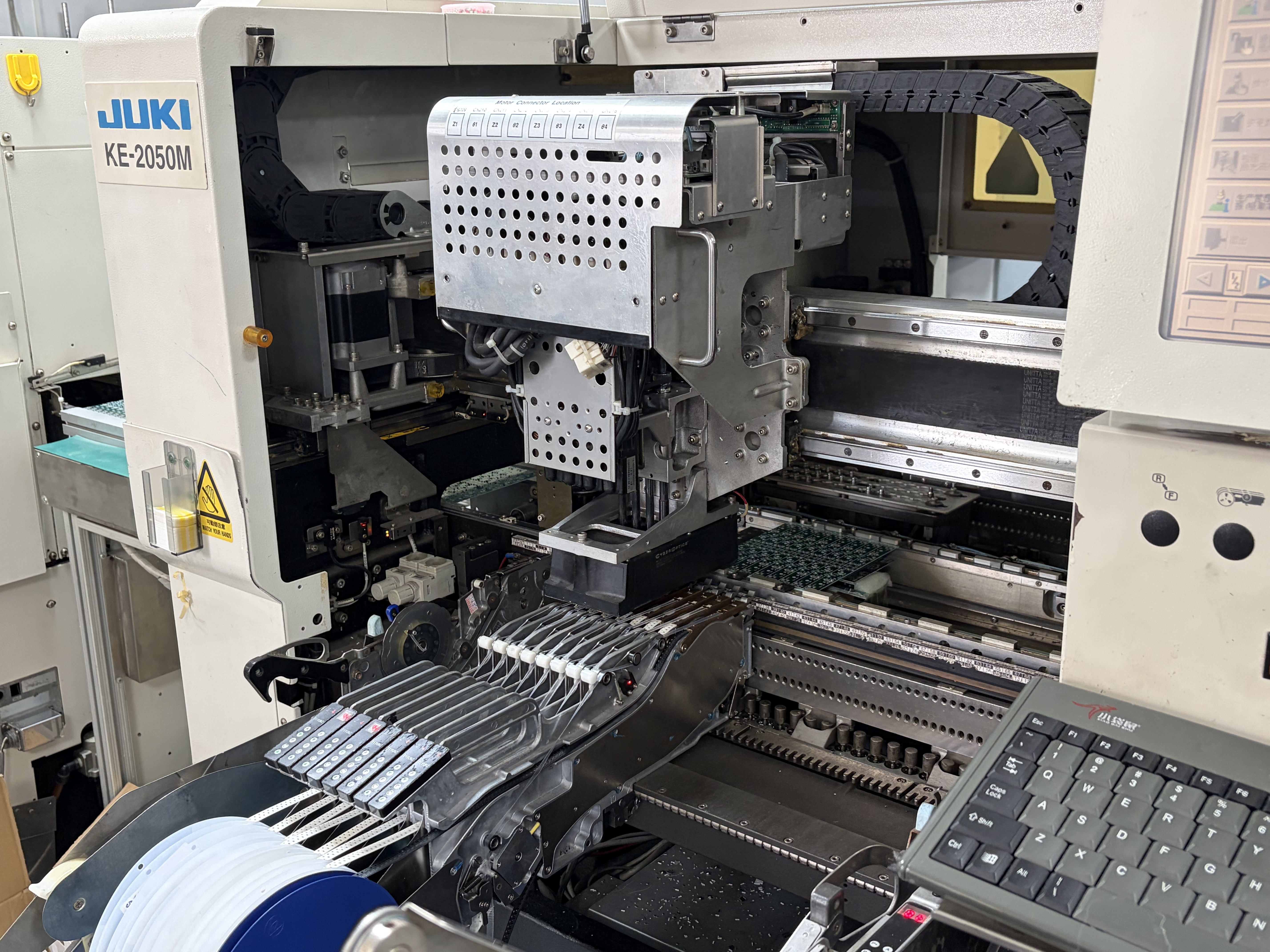JUKI KE-2050M実装機内の部品フィーダーと基板パネル