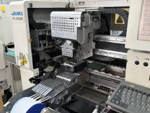 SMT placement equipment with component feeders on an assembly line